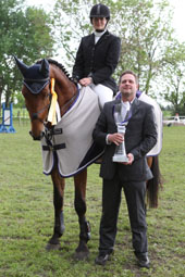 Kreisverbandsvorsitzender Frank Schifner überreicht Lisa Rohde den Pokal zum Sieg im Steffen Wiek Gedächtnis-Cup.